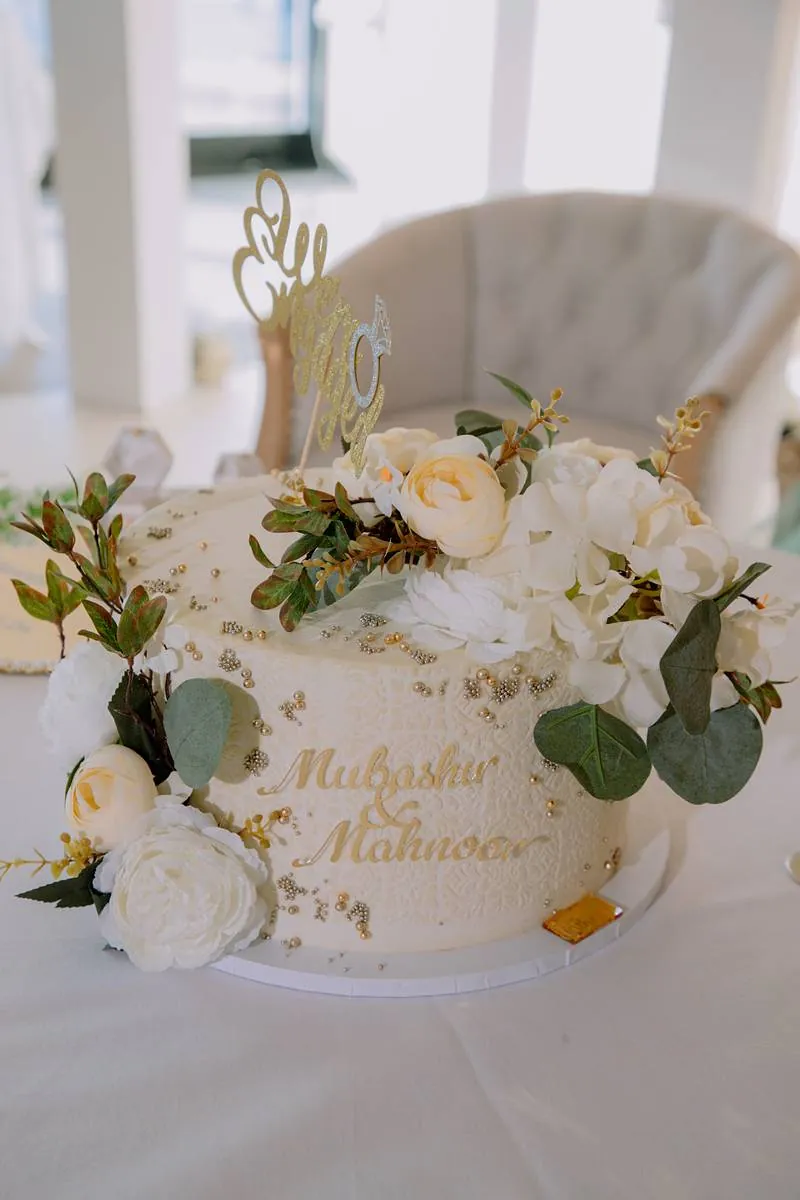 The engagement cake with white roses